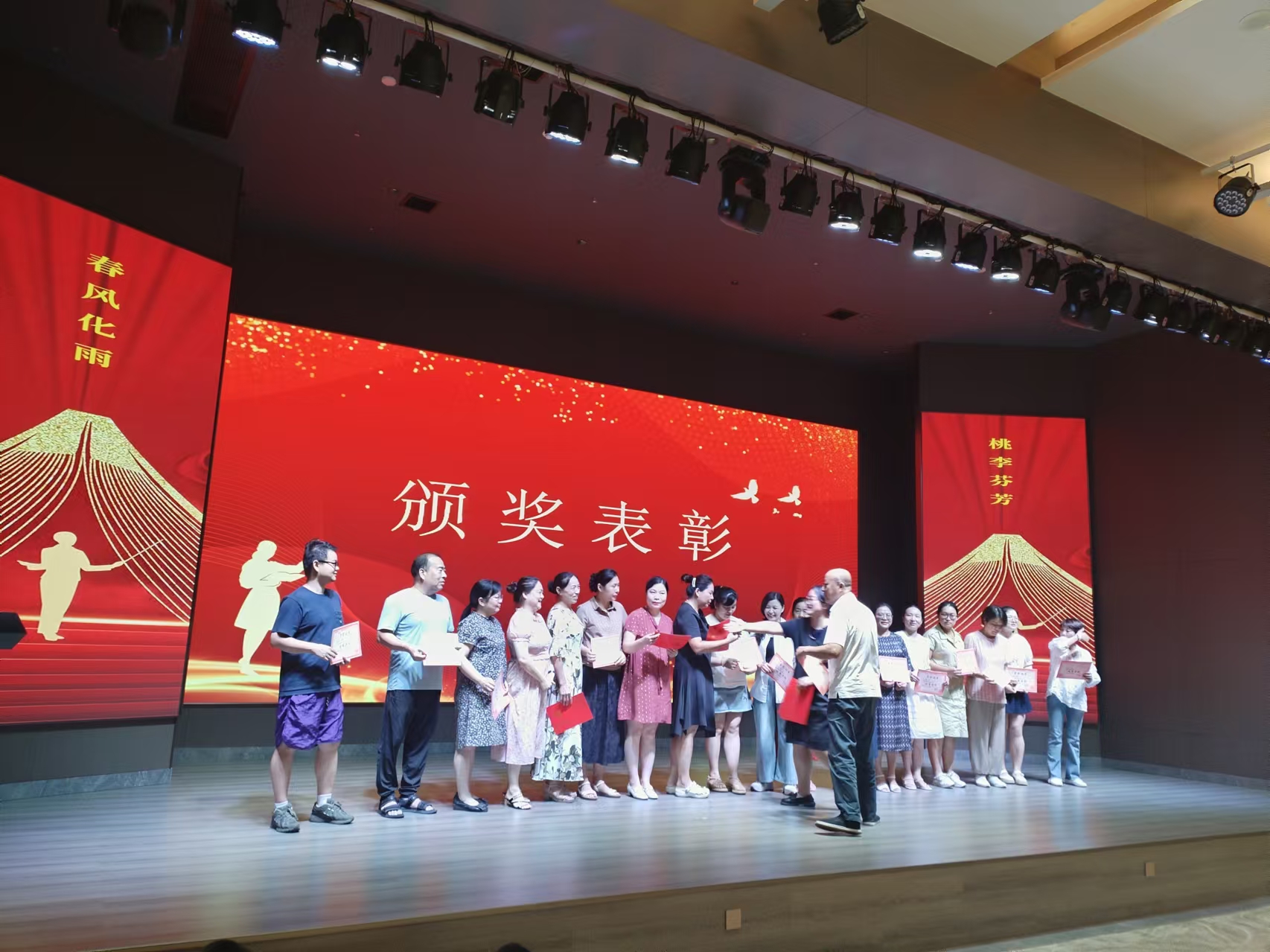 9月10日，曙光学校教师节文艺晚会在wanbo万搏电子(中国)官方网站
溢香园酒店举办